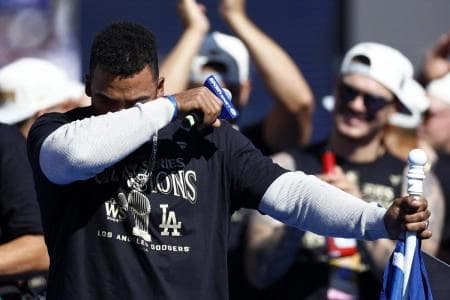 Former Blue Jay Teoscar Hernandez breaks down at World Series parade #bluejays #dodgers #mlb