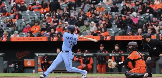 Santander cranks homerun in his first return to Baltimore. #MLB #BlueJays #Santander