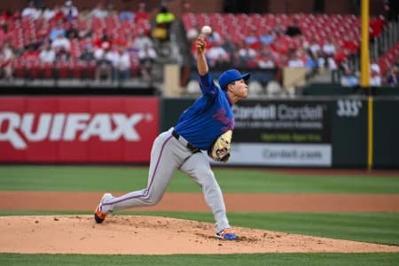 New York Mets starting pitcher Kodai Senga (34) pitches against the St. Louis Cardinals during the first inning at Busch Stadium.