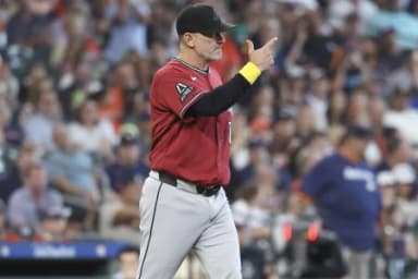 Arizona Diamondbacks manager Torey Lovullo (17) motions for a pitching change during the seventh inning against the Houston Astros at Daikin Park