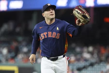 Houston Astros center fielder Daulton Varsho (18) jogs off the field before the game against the Arizona Diamondbacks at Daikin Park