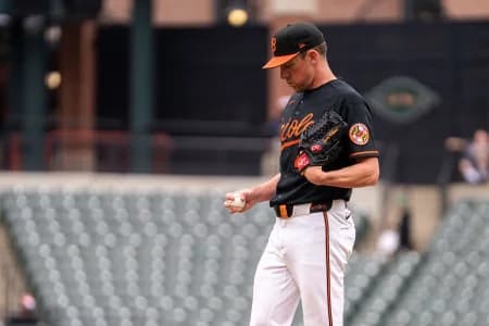 Baltimore Orioles pitcher Chris Bassitt (40) prepares to pitch during the first inning at Oriole Park at Camden Yards.